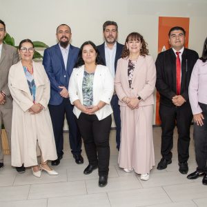 Autoridades y equipo del Observatorio sobre el uso de IA en Educación durante la presentación de su cuenta pública 2025 en UDLA.