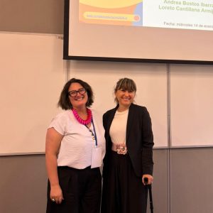 Académica UDLA exponiendo sobre formación docente inicial en lectura y escritura en el Congreso de Educación Pública.
